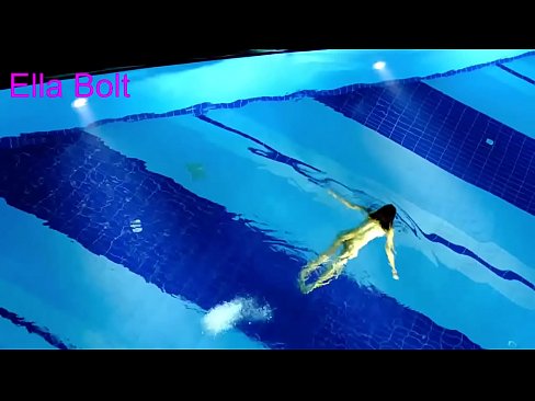 ❤️ Abdi teu tiasa ngeureunkeun nonton, pirang ngora bray ngojay buligir di ELLA bolt Resort kolam renang video sex di urang ️❤