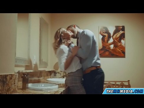 ❤️ Nalika pirang busty seduces anjeun dina restroom umum video sex di urang ️❤